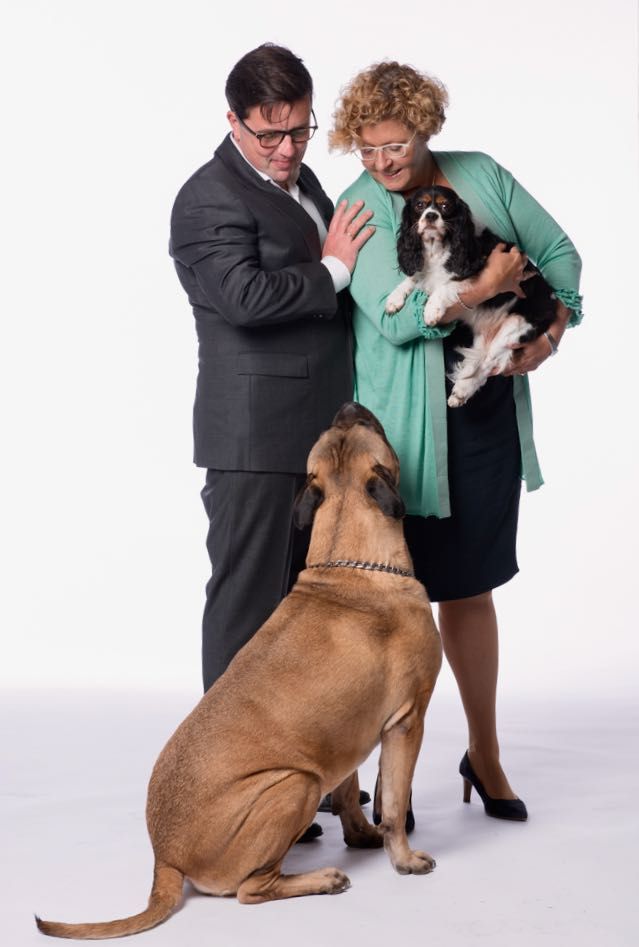 Hondenluiken | Kattenluiken | Ivan en Ann en hun honden Tinta (Cavalier King Charles) en Moscat (Bull Mastiff) | © Tomsgates